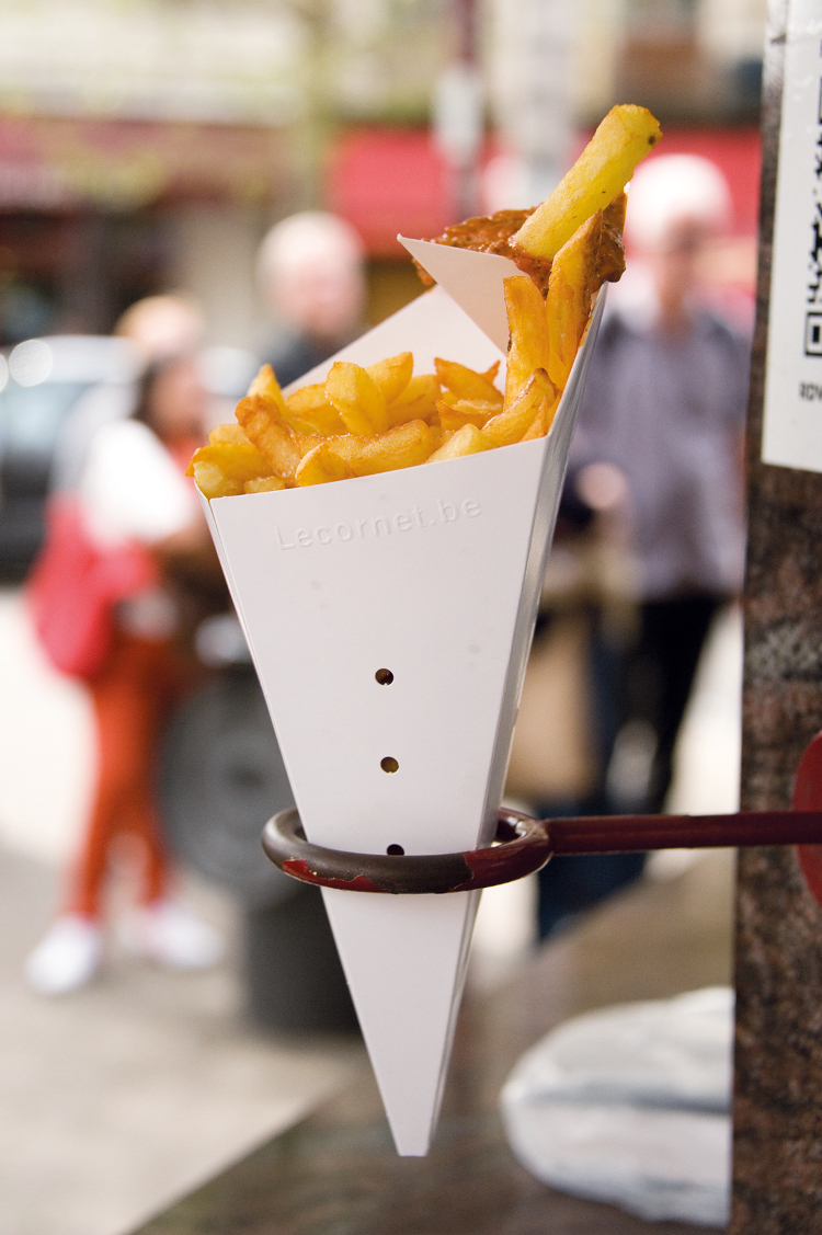 Un cornet de frites dans un présentoire